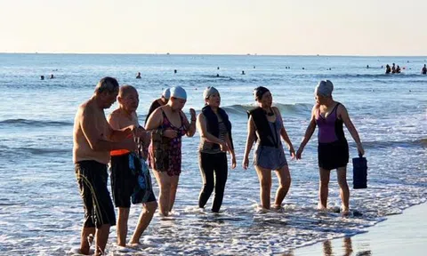 Nới lỏng giãn cách xã hội, người Đà Nẵng kéo nhau ra biển 'giải nhiệt